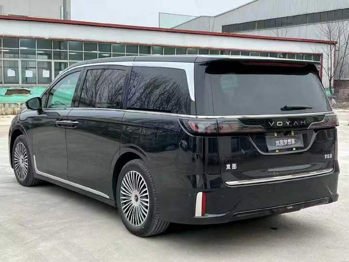 东营26年岚图汽车梦想家7