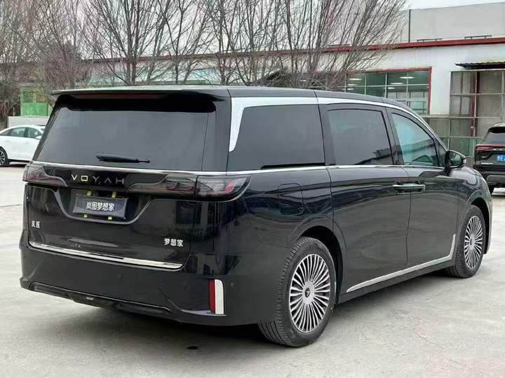 东营26年岚图汽车梦想家8