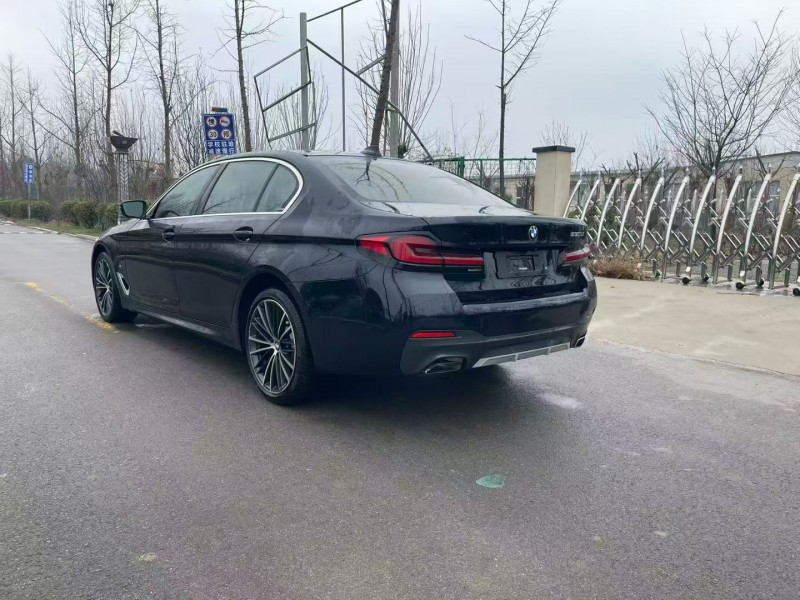 济宁21年宝马5系8