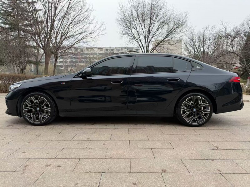 邢台25年宝马5系8