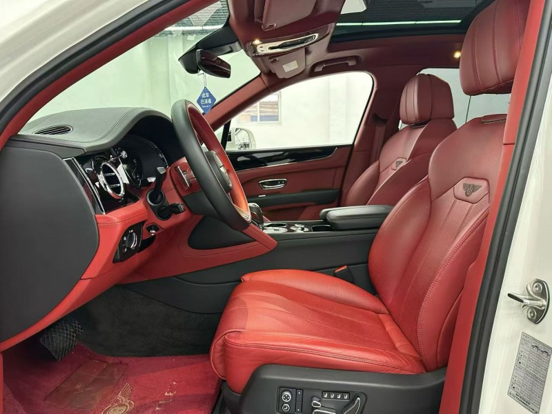 唐山21年宾利添越4