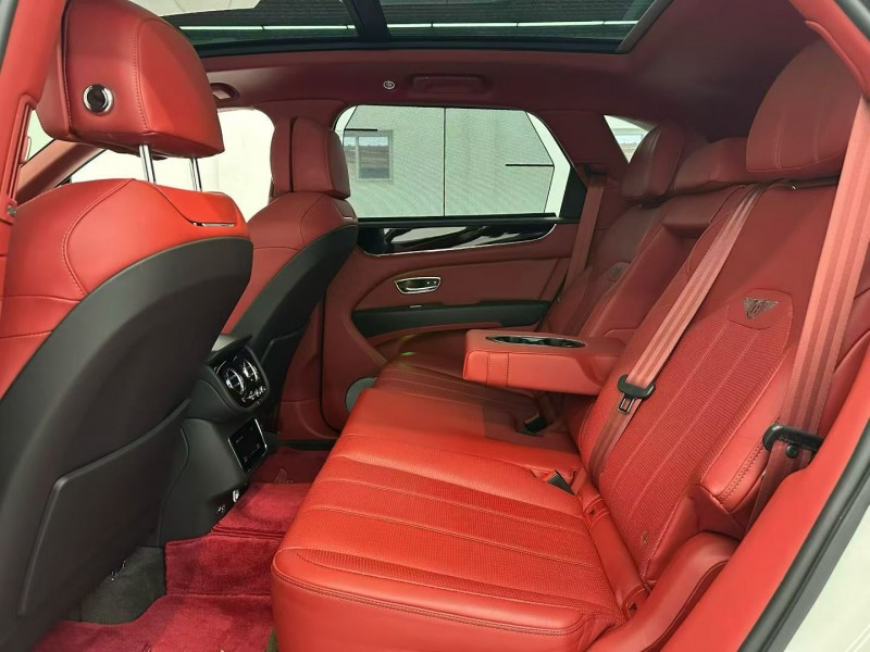 唐山21年宾利添越6