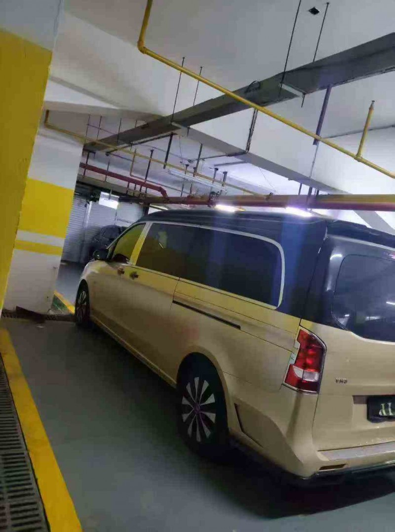 鄂州23年奔驰威霆8