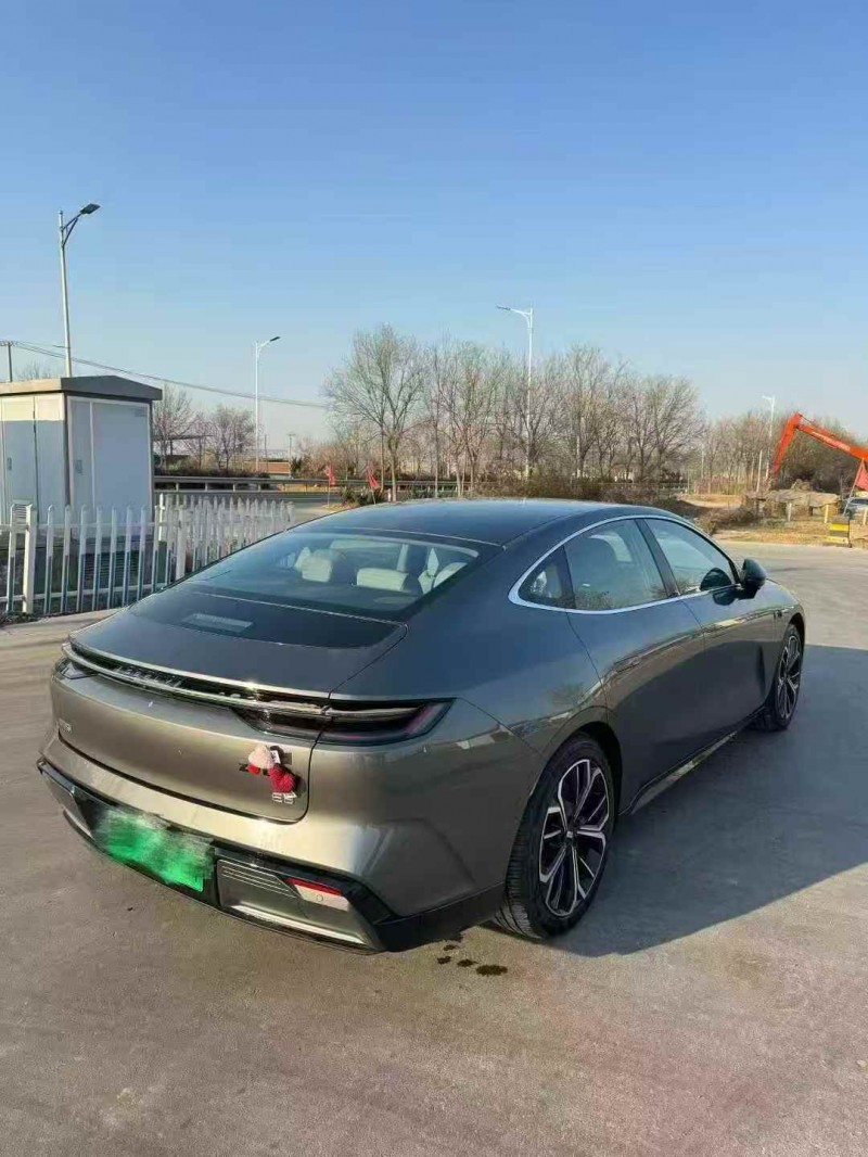 济宁25年吉利银河8