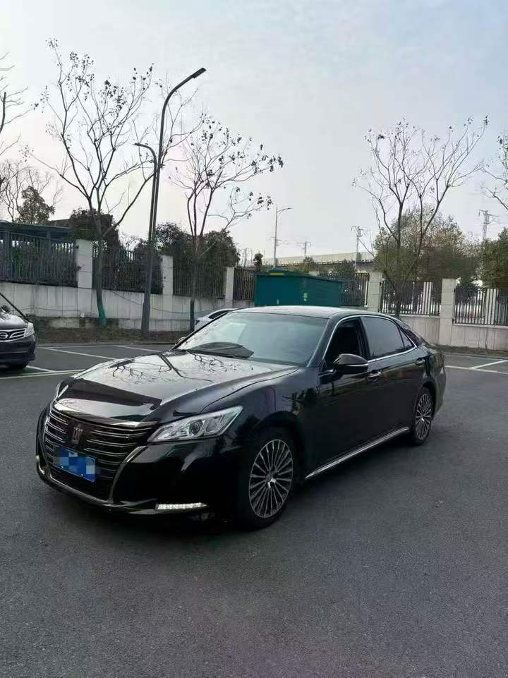 张家界18年丰田皇冠2