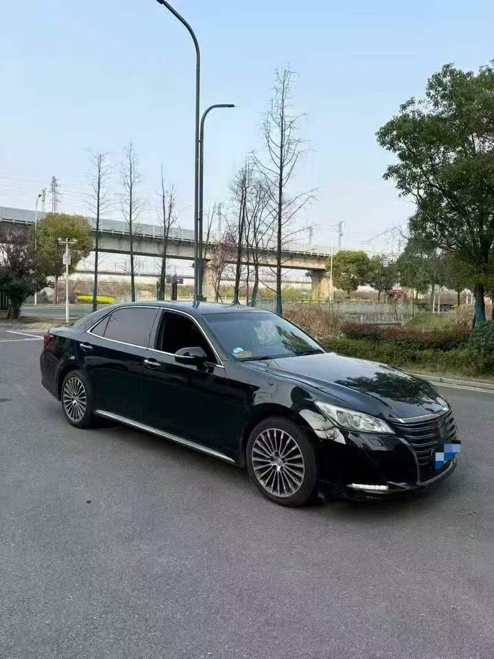 张家界18年丰田皇冠3