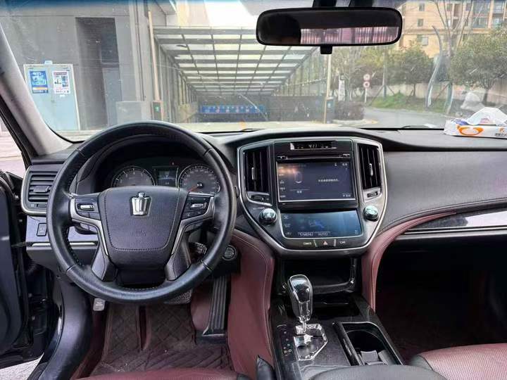 张家界18年丰田皇冠4