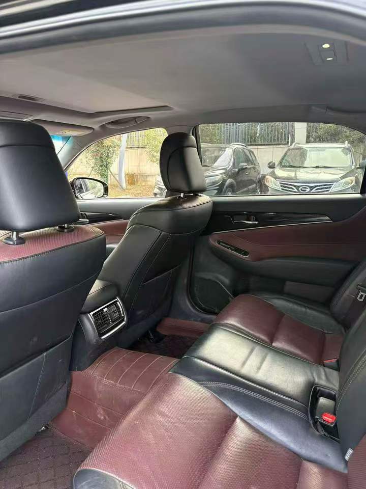 张家界18年丰田皇冠5