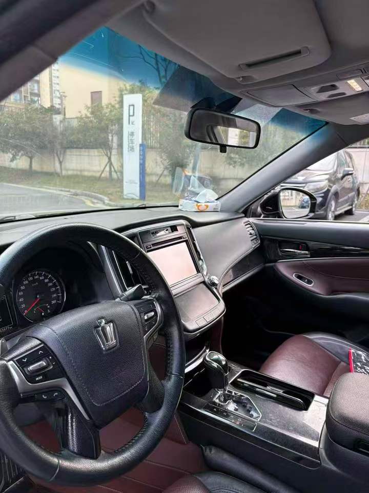 张家界18年丰田皇冠6