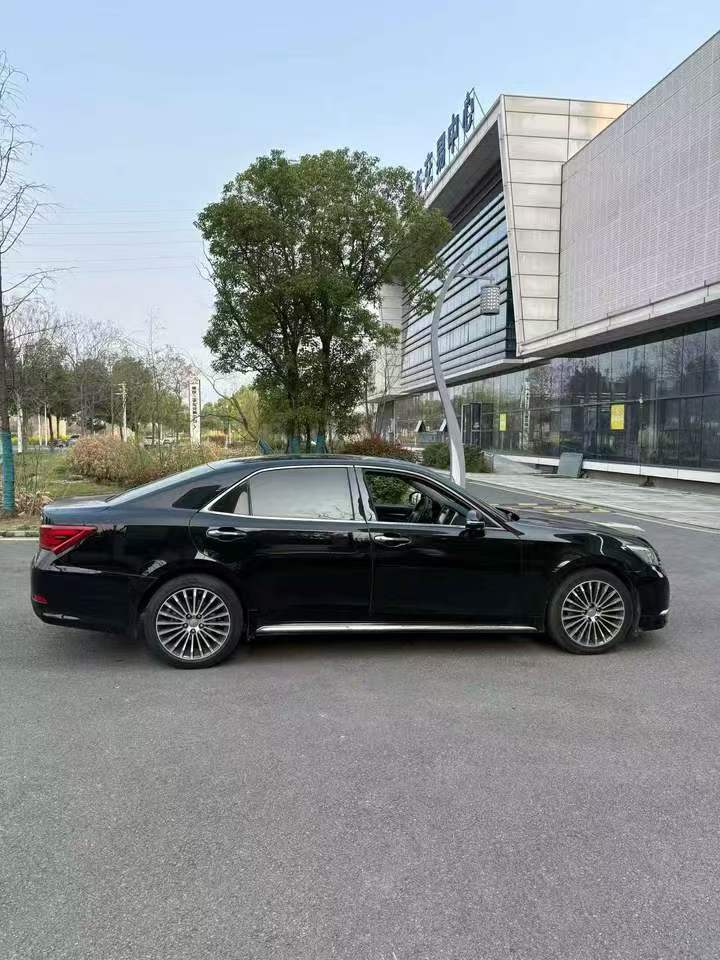 张家界18年丰田皇冠7