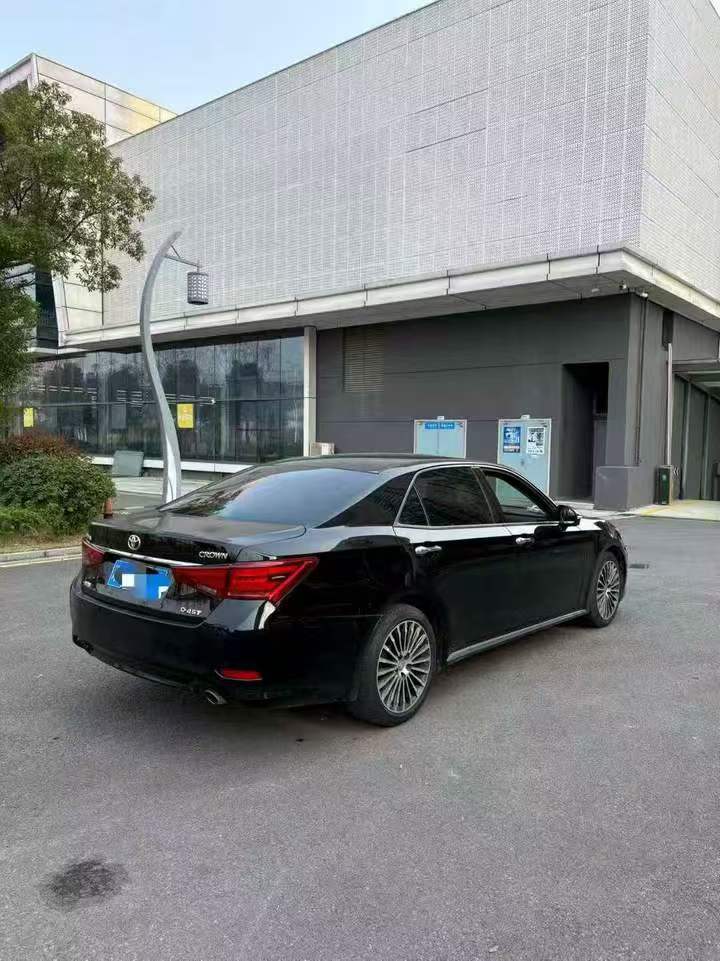 张家界18年丰田皇冠8