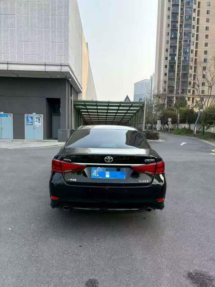 张家界18年丰田皇冠9