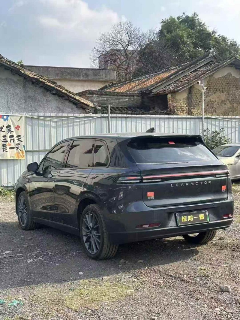 深圳25年零跑汽车C103