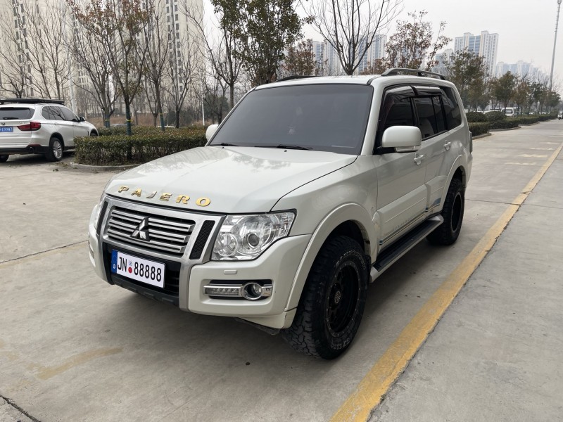 济宁19年三菱帕杰罗2