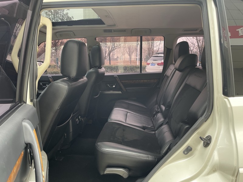 济宁19年三菱帕杰罗5