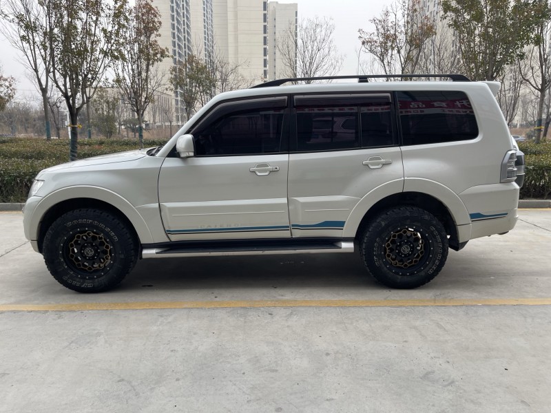 济宁19年三菱帕杰罗7