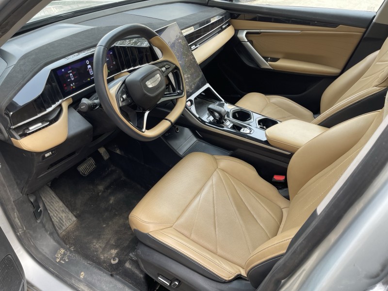 济宁23年吉利博越7