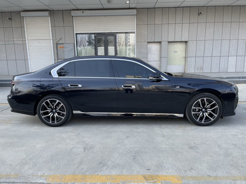 济宁24年宝马7系8