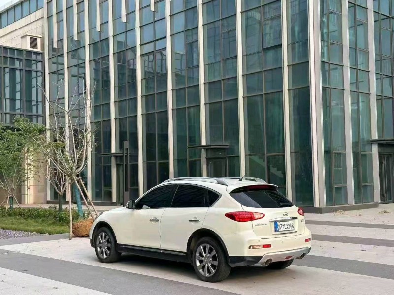 青島17年英菲尼迪QX504