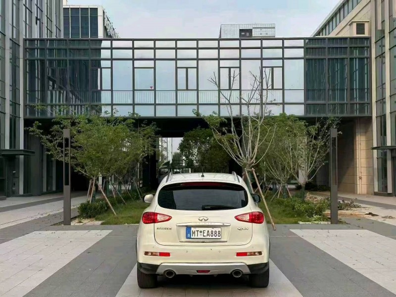 青島17年英菲尼迪QX506