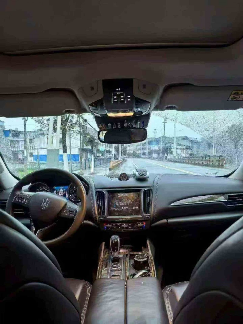 安順18年瑪莎拉蒂Levante4