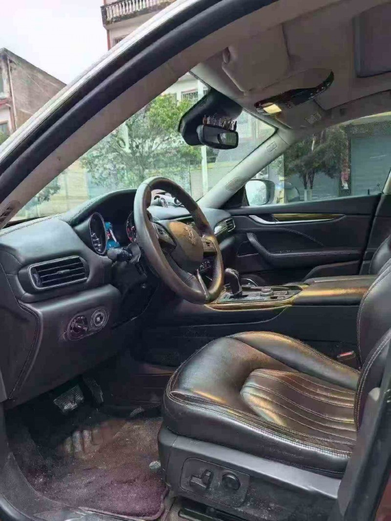 安順18年瑪莎拉蒂Levante5