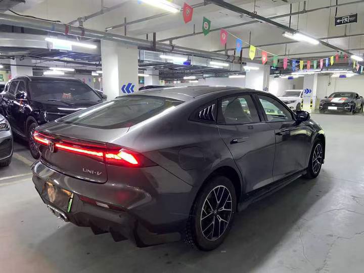 成都24年长安汽车UNI8