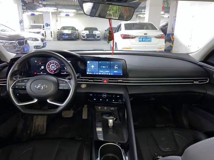 成都22年现代伊兰特6