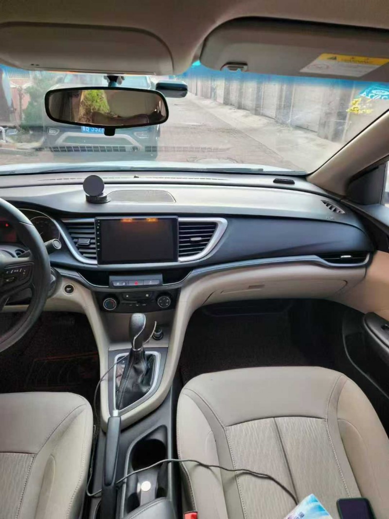 青岛18年别克英朗8