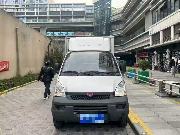 成都24年五菱汽车荣光1