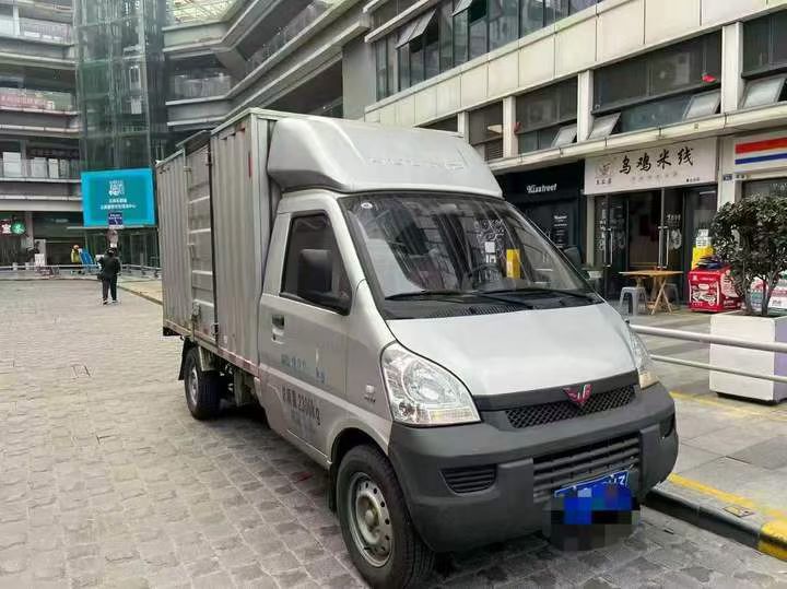 成都24年五菱汽车荣光2