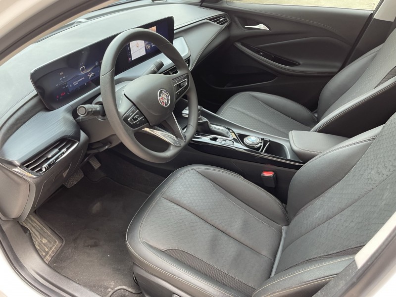 济宁24年别克威朗8