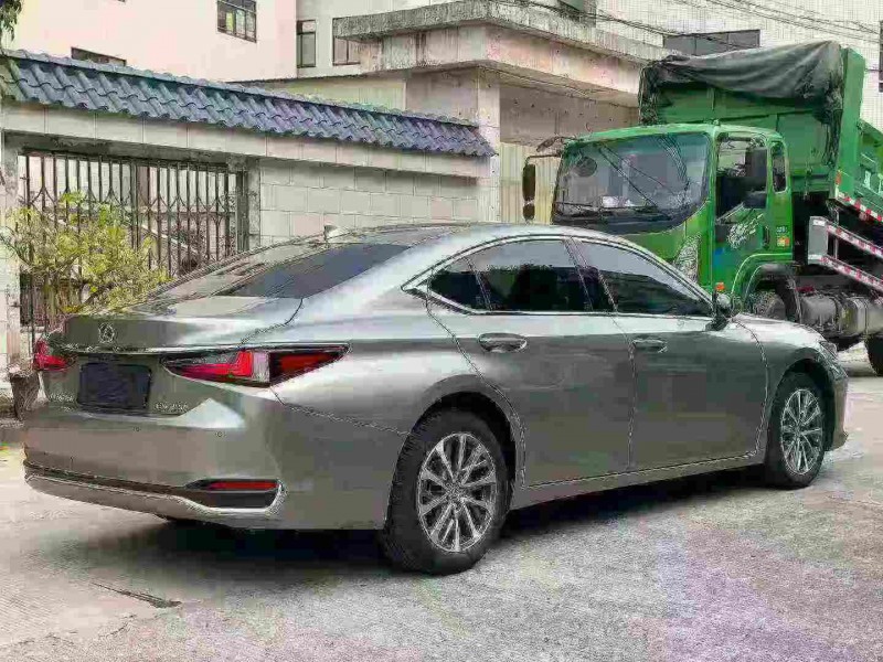 中山23年雷克萨斯ES7