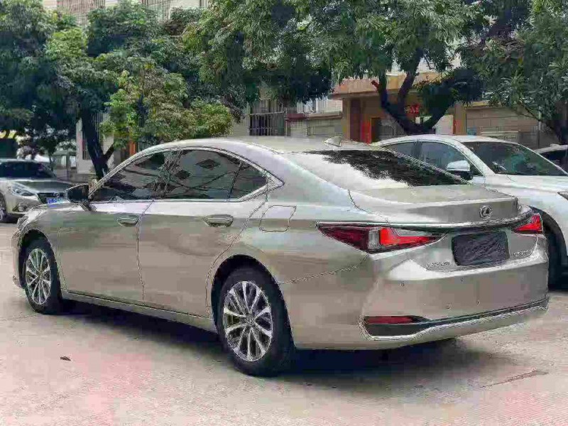 中山23年雷克萨斯ES8