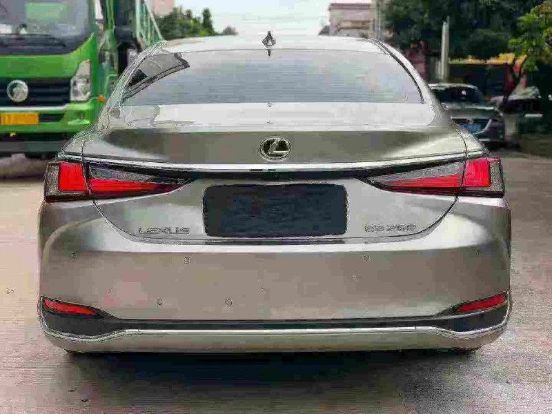 中山23年雷克萨斯ES9