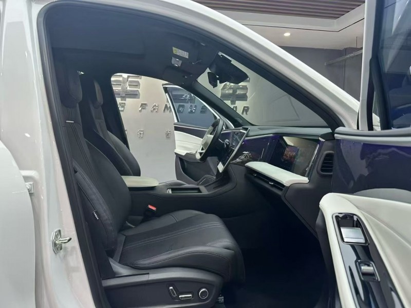 成都23年吉利银河8