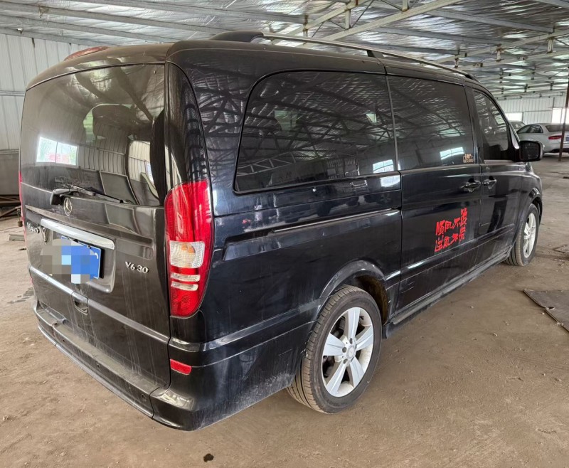 青岛16年奔驰唯雅诺8