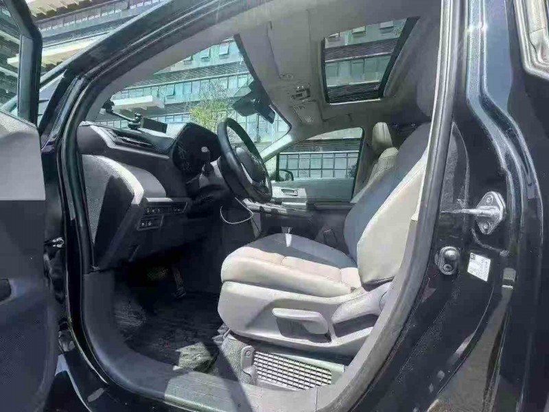 汕头24年丰田塞纳4