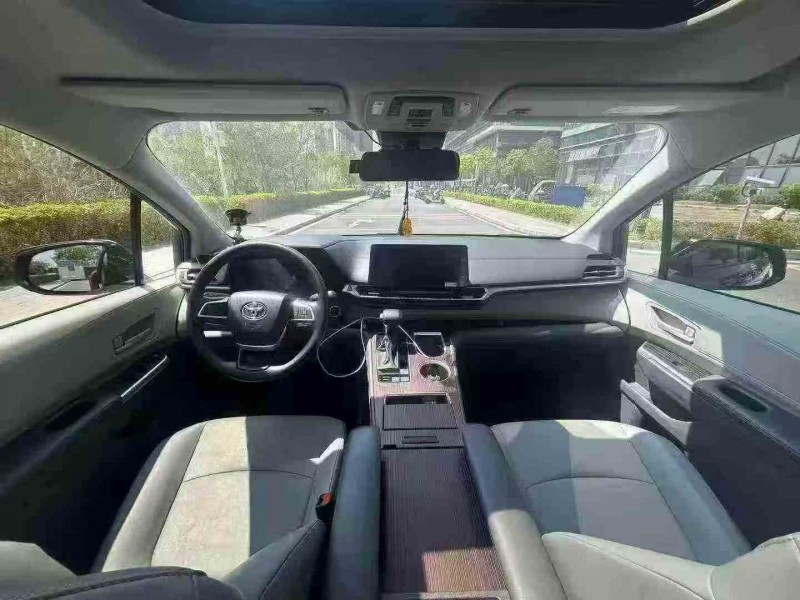 汕头24年丰田塞纳6