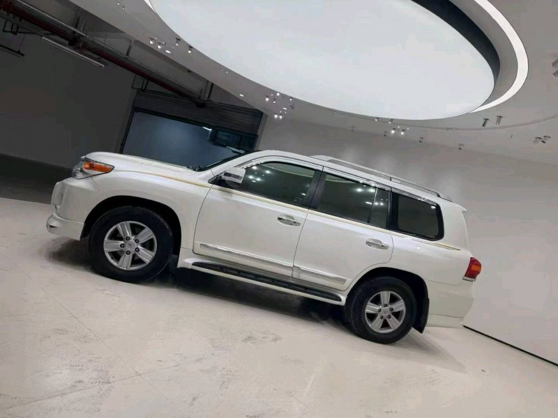 成都16年丰田兰德酷路泽3