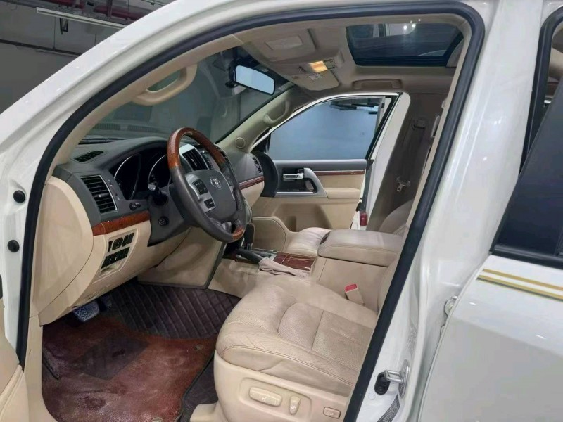 成都16年丰田兰德酷路泽9