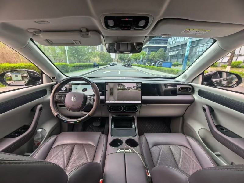 东莞26年零跑汽车C114