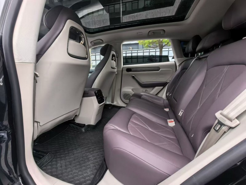 东莞26年零跑汽车C116