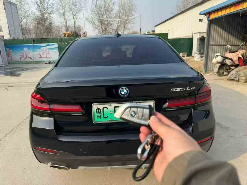 济宁22年宝马5系9