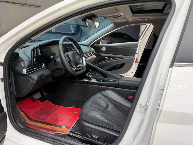 成都23年现代伊兰特8