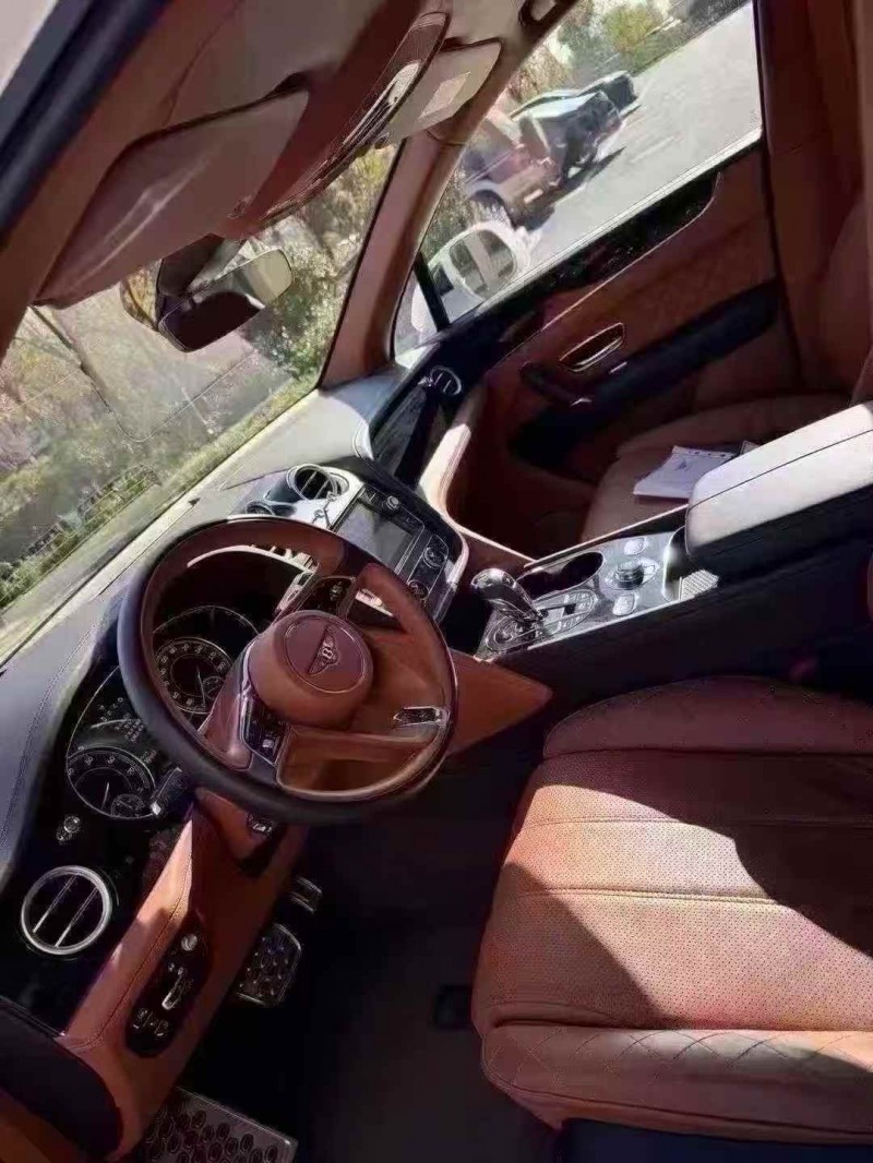 济宁17年宾利添越4