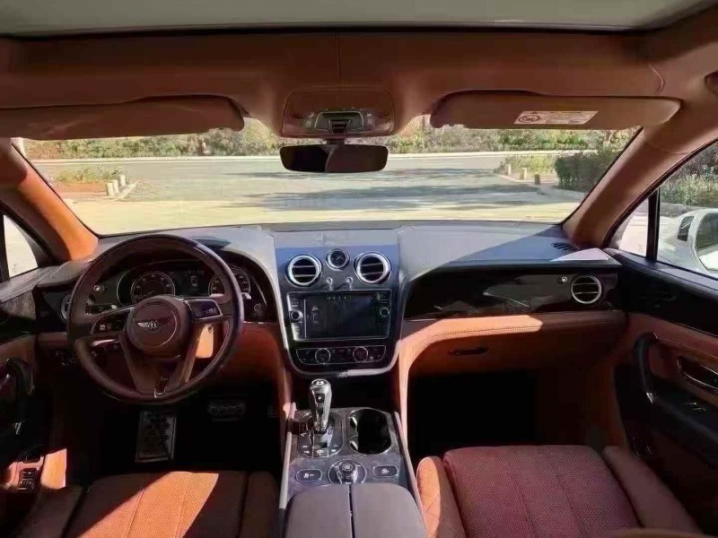 济宁17年宾利添越5