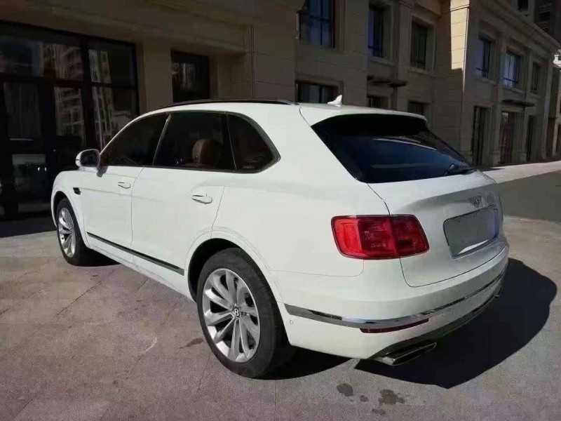 济宁17年宾利添越8