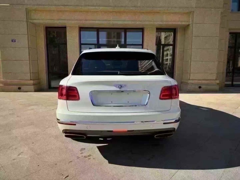 济宁17年宾利添越9