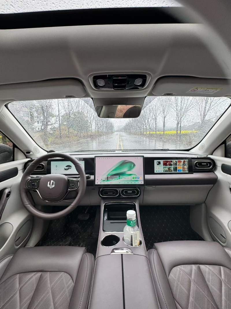 南昌25年零跑汽车C114